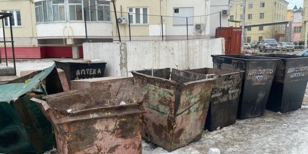 Управляющую компанию Якутска суд обязал починить мусорные контейнеры