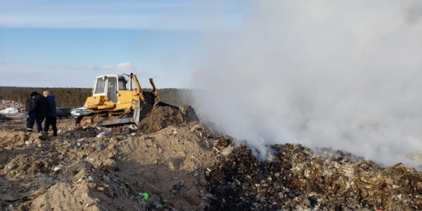 Мэрия Якутска: ликвидация возгорания на мусорном полигоне продолжается