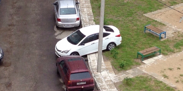 Депутат Ил Тумэна предлагает штрафовать автовладельцев, оставляющих машины вне парковок