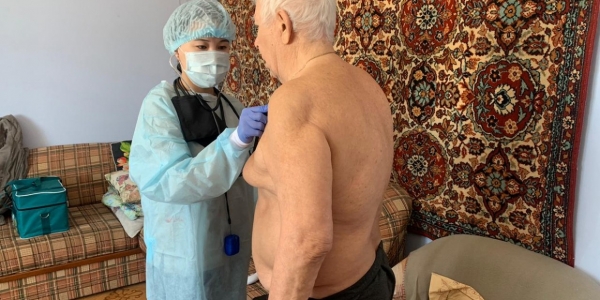 Медцентр города Якутска вакцинирует пожилых граждан на дому