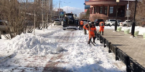 Три дня и три ночи коммунальщики Якутска устраняют последствия снегопада 
