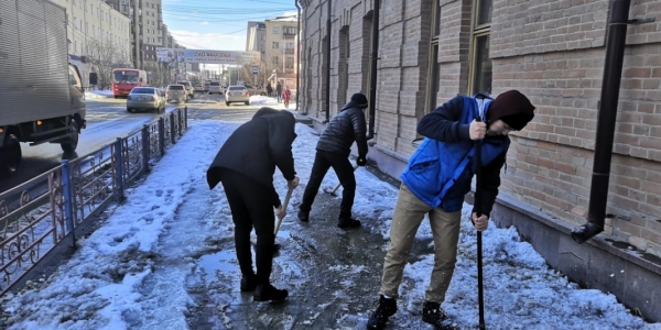 120 студентов провели субботники — почистили тротуары