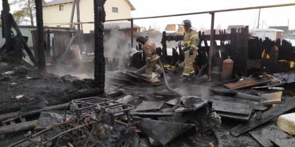 В Якутске сгорел большой гараж и две машины
