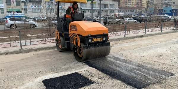 На подъезде к Комсомольской площади проводится ямочный ремонт