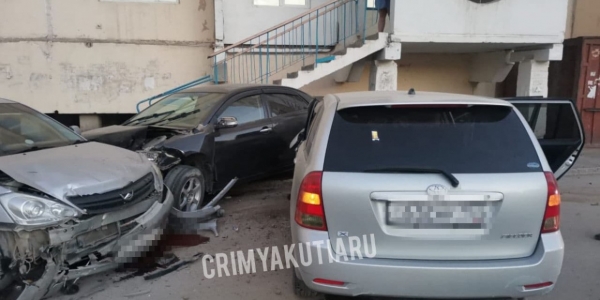 В Якутске пьяная женщина повредила сразу 5 автомобилей