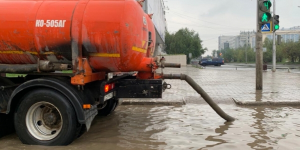В Якутске в усиленном режиме ведутся работы по откачке дождевых вод