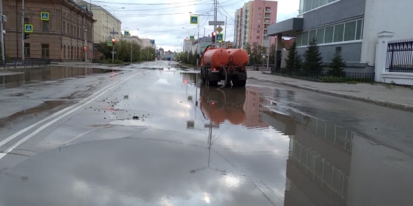 Коммунальные службы откачивают дождевую воду с заниженных мест в Якутске