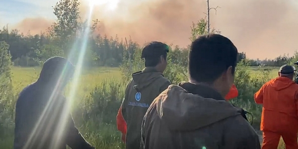 Добровольцы из Якутска тушат лесной пожар на границе города. Видео