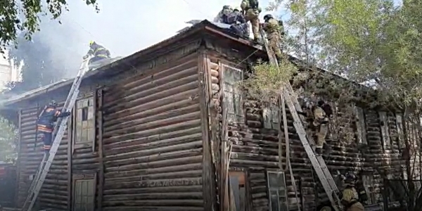 В Якутске тушат пожар в деревянном доме на Дзержинского. Видео