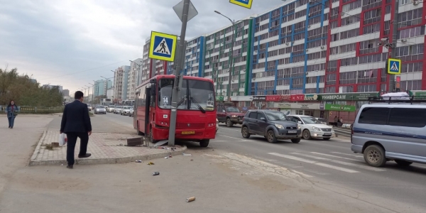 На улице Дзержинского Якутска маршрутный автобус врезался в опору