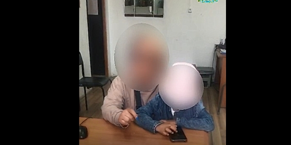 В Якутске женщина распивала алкоголь в компании бомжей и водила с собой шестилетнюю дочь. Видео