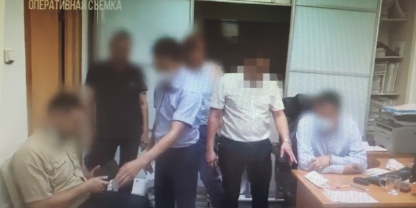 В Якутске задержан предприниматель при попытке дать взятку сотруднику мэрии