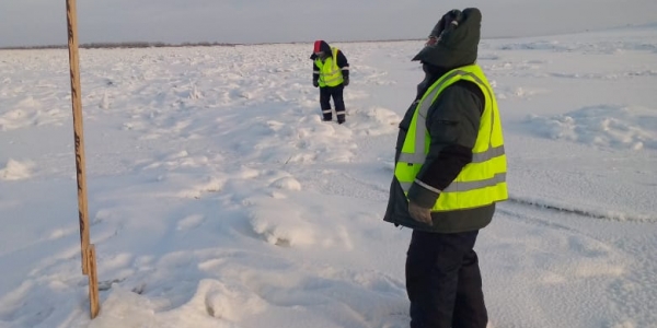 Дорожники Якутии приступили к наведению ледовой переправы на фарватере реки Лены
