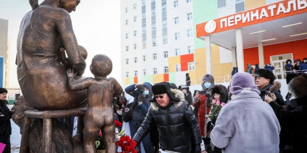 Скульптура «Кормящая мать с ребёнком» открыта в Якутске