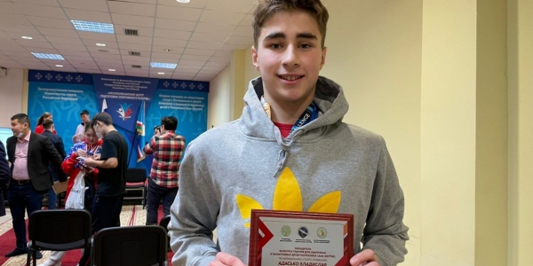 Школьникам Якутии, добившимся наилучших результатов в сфере спорта, вручили гранты в Якутске