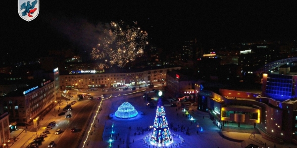 Зажглись огни на главной новогодних ёлках республики и Якутска