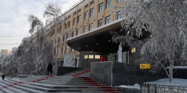 Мужчина совершил поджог на входе в здания Дома Правительства №1 и №2 в Якутске