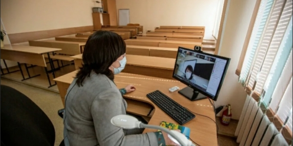 Учащиеся школ Якутска, кроме 9 и 11 классов, переходят на дистанционную форму обучения в Якутске