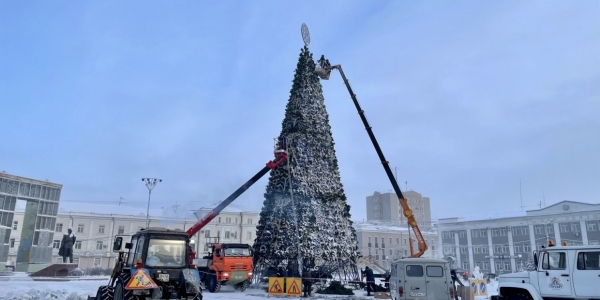 Начался демонтаж новогодней елки на площади Орджоникидзе города Якутска