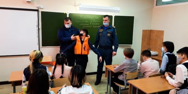 Накануне школьных каникул инспекторы ГИМС проводят уроки безопасности для детей