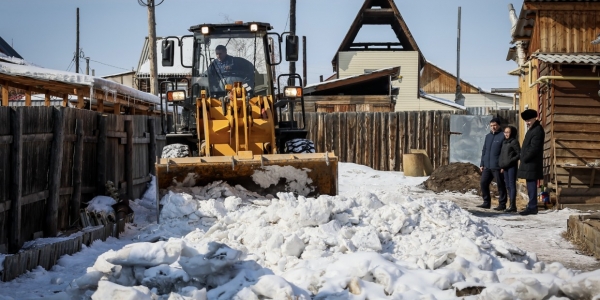 Волонтеры вывезли снег с придворовой территории многодетной матери в Якутске