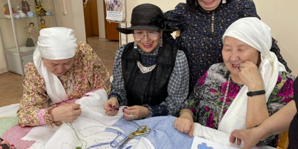 Якутские мастера вручную вышили двухметровую карту Якутии