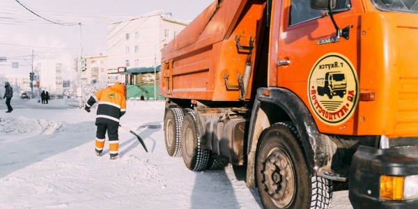 Более 8 тысяч кубометров снега вывезли в апреле в Якутске
