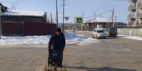 Дворники продолжают подсыпку песком наледей на улицах Якутска