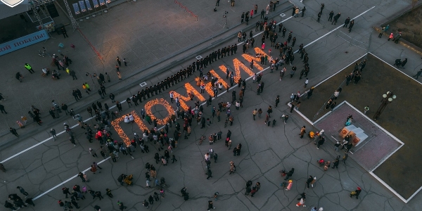 В патриотической акции «Свеча памяти» якутяне выложили из горящих свечей слово «Помним» (ФОТО)