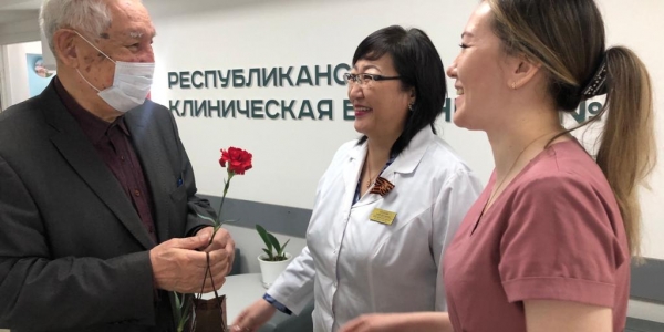 Городская больница №3 поздравила ветеранов и пожилых пациентов