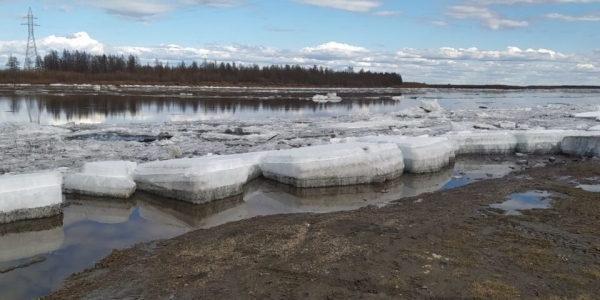 Ледоход на реке Лена проходит на территории Якутска