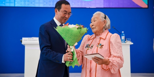 Глава Якутии Айсен Николаев вручил награды уникальной многодетной семье