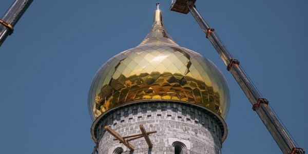 В Якутске воздвигли купол и крест на Храм всех святых