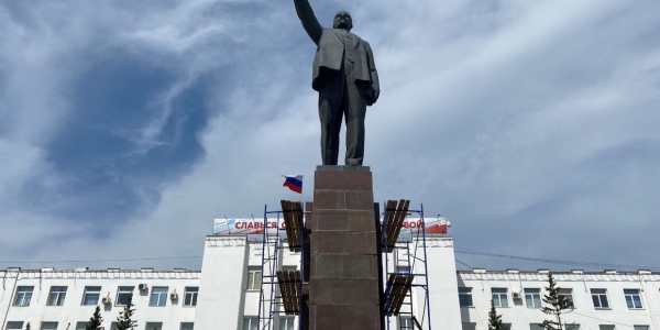 В Якутске начали демонтировать памятник Ленину