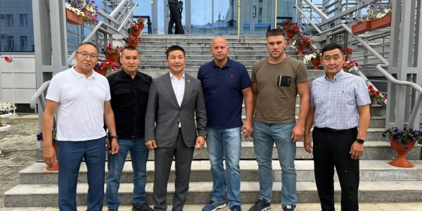 Звезды мирового спорта Федор Емельяненко и Вадим Немков прибыли в Якутск