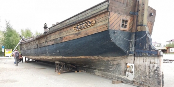 В музее имени Ярославского установили копию исторического судна XVIII века