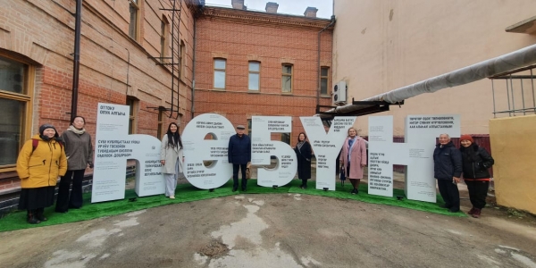 В Якутске установлен арт-объект «ҺӨҔҮҤ», посвященный якутской письменности
