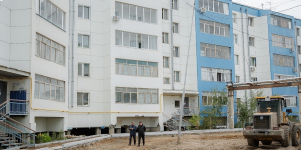 Глава города Якутска проверил ход капитального ремонта дворов в Гагаринском округе