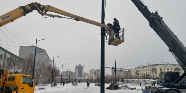 Продолжаются работы по установке столбов освещения на проспекте Ленина