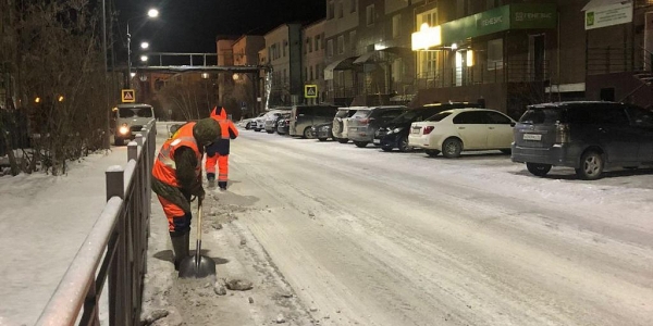 Более 2 тысяч кубометров снега вывезли с улиц Якутска