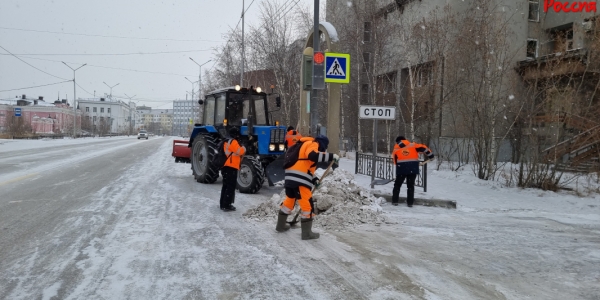 Коммунальные службы продолжают уборку снега в Якутске