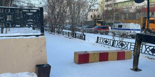 Тротуар по по проспекту Ленина перегородили блоками в Якутске