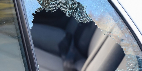 Пьяный мужчина разбил монтировкой окна случайного автомобиля в Якутске