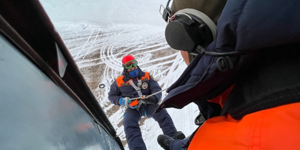 Участие в учебно-тренировочных спусках с вертолета приняли молодые спасатели Службы спасения Якутии
