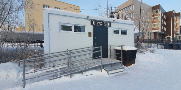Новый теплый туалет работает на набережной озера Талое в Якутске