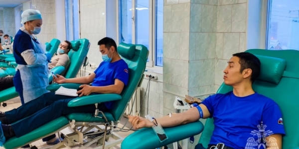В день добровольца более 50 сотрудников МЧС России стали донорами крови в Якутии