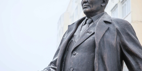 В Якутске открылся памятник советскому партийному руководителю Семену Борисову