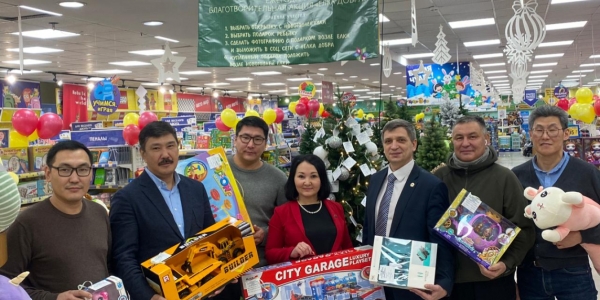Руководители Управ города Якутска приняли активное участие в благотворительной акции «Ёлка добра»