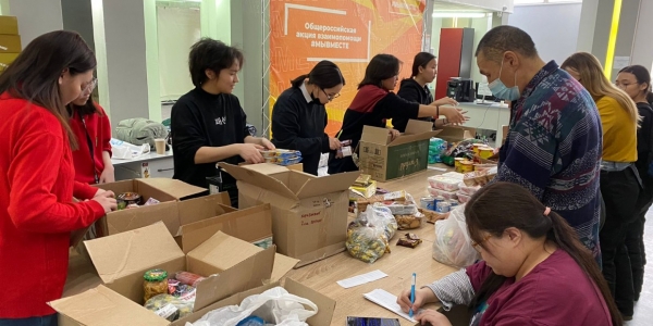 Жители Якутии отправляют участникам СВО к Новому году сладости и открытки