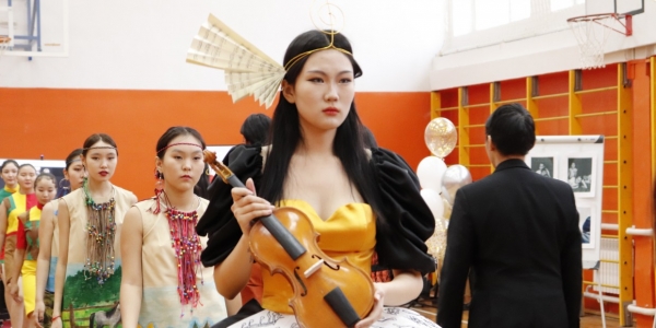 Молодые якутские модельеры и дизайнеры представили свои работы на фестивале «Мир начинается с мамы»